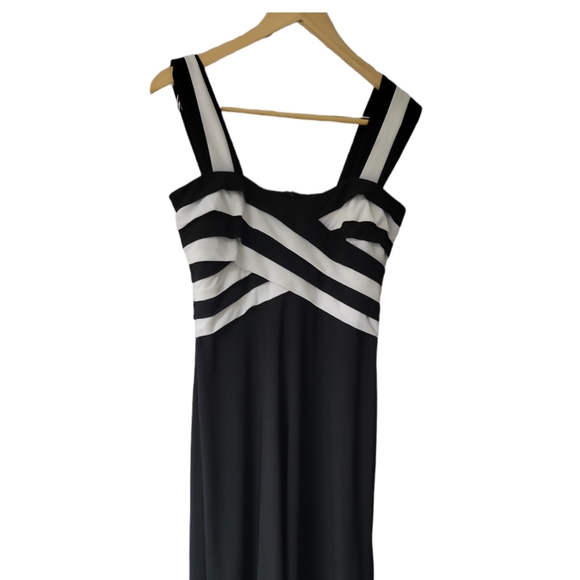 Beautiful dress - Picture 4 of 5